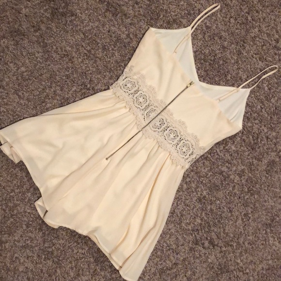 Cream Romper with Lace - Picture 2 of 6